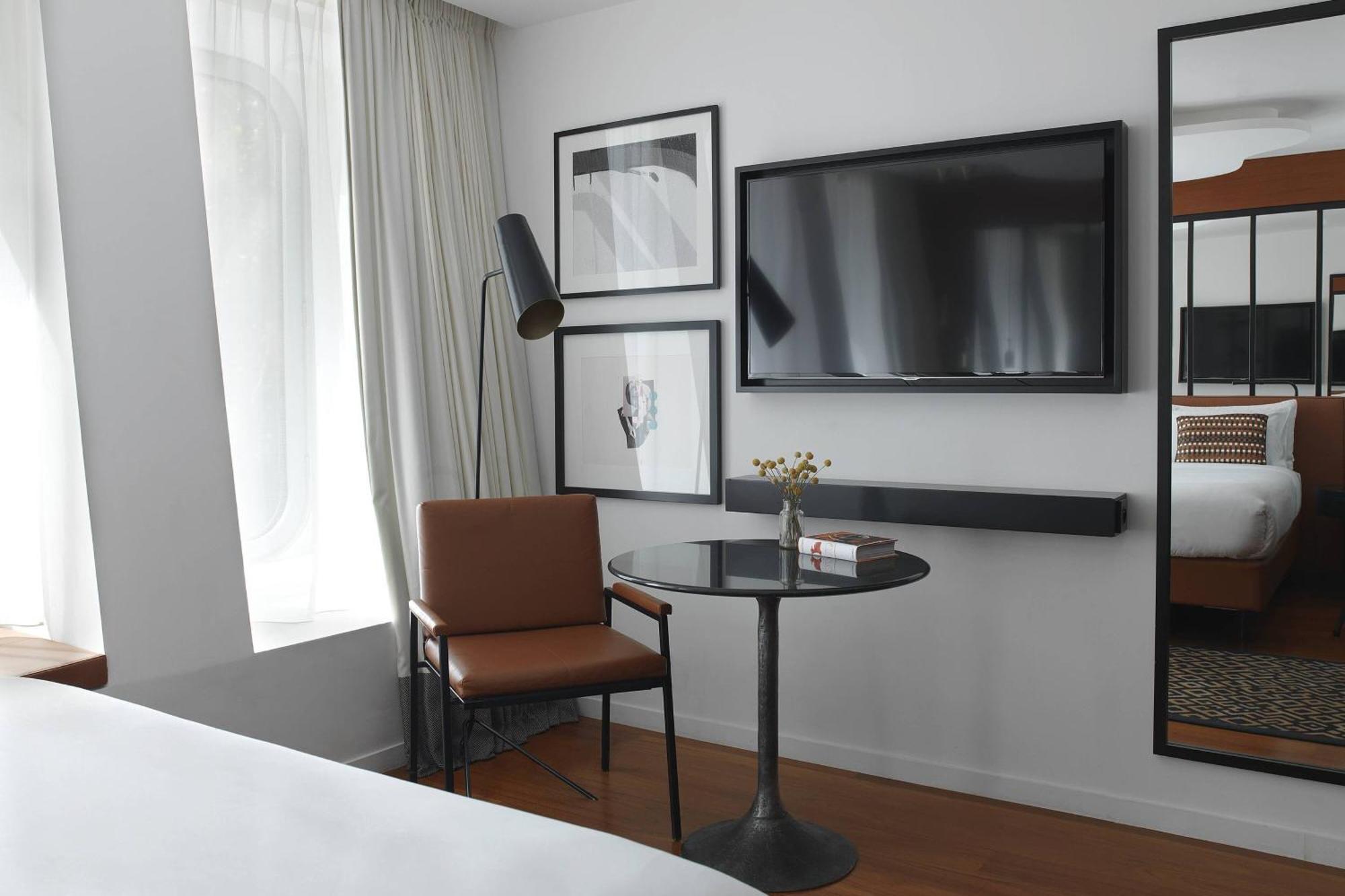 Chambre Familiale avec 1 Lit Queen et 2 Lits Jumeaux - Vue sur Cour -