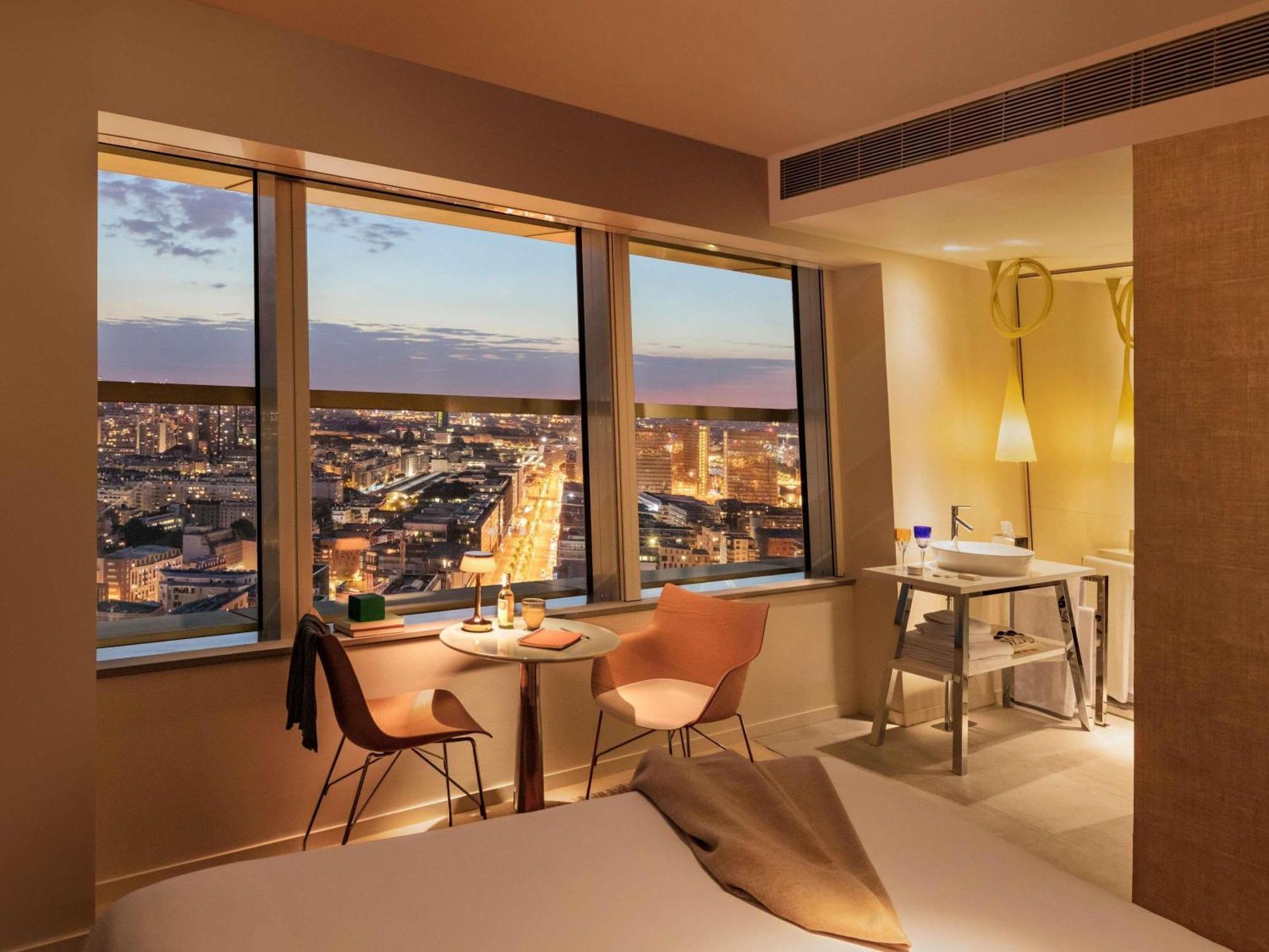 Suite Junior Lit King-Size - Vue Panoramique sur Ville et Tour Eiffel
