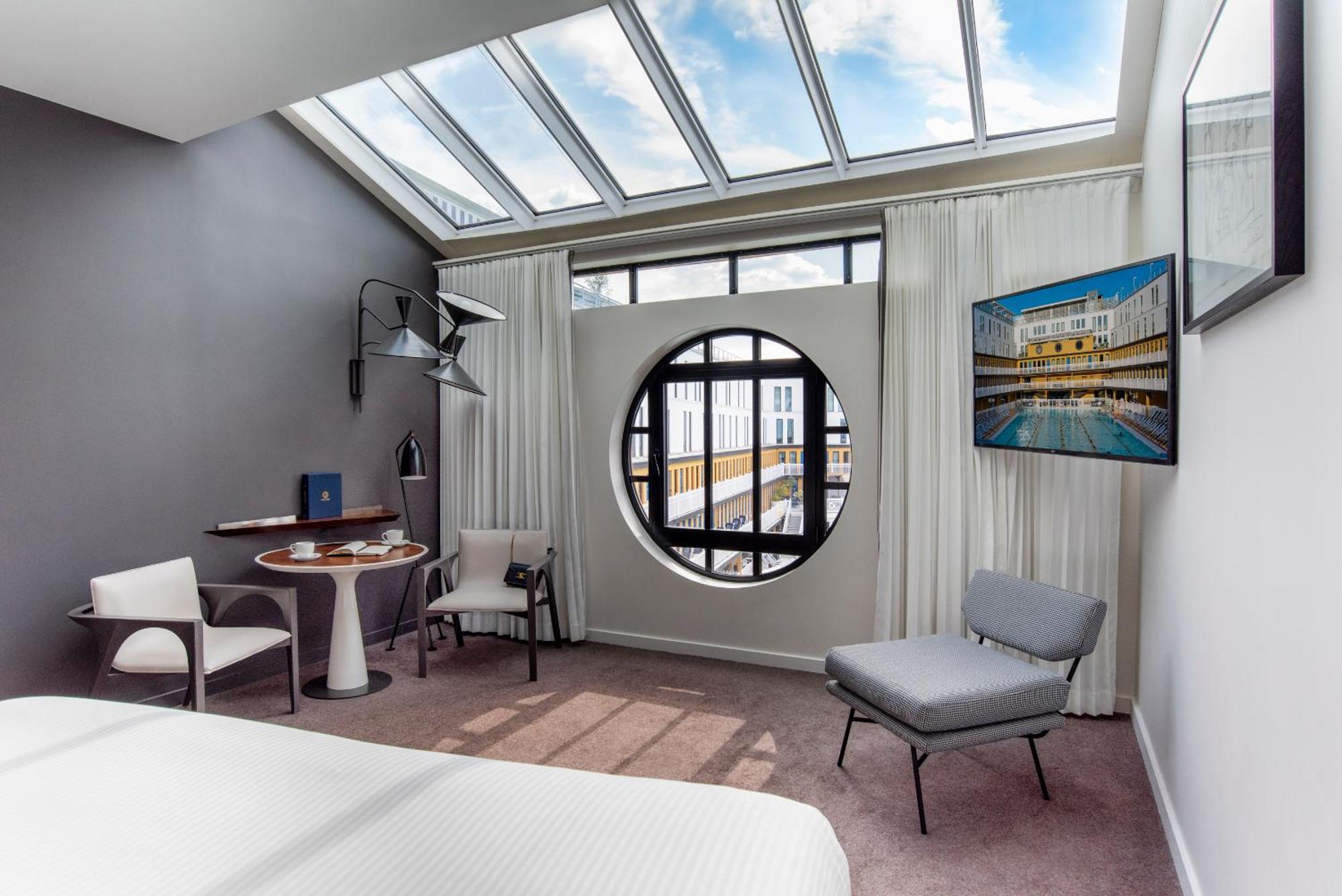Chambre Lit King-Size Exécutive Hublot - Vue sur Piscine